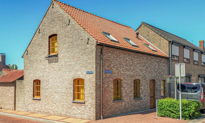 IJzendijke House | Stylish 2 Bedroom Retreat in IJzendijke with Spa & Breakfast