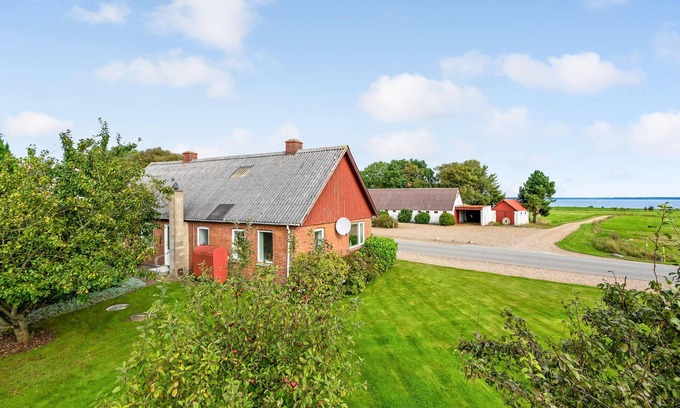 Roslev House | Scenic Cottage with Spa and Breakfast, Perfect for Families