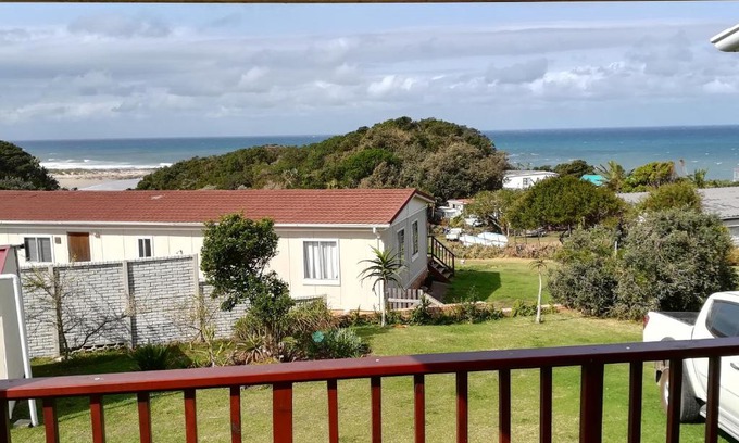 Amatola Coastal Apartment | Inviting 2 Bedroom Suite at A-frame Glengariff Beach