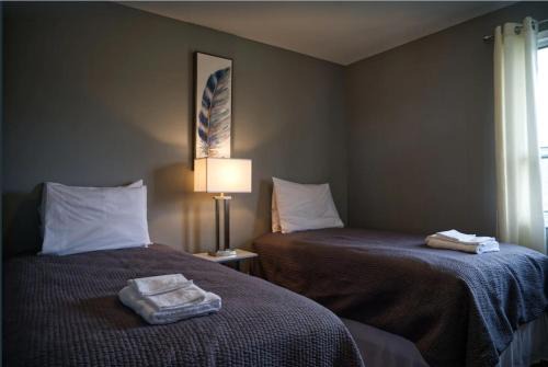 Roseneath House | Cozy 2 Bedroom Harbor Front Condo - Pet Friendly Retreat