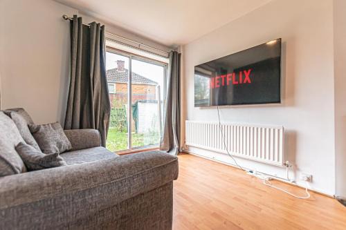 Bootle House | Cozy 2 Bedroom Home with Netflix in a Great Area