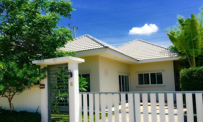 Hua Hin House | Inviting 2 Bedroom House with Pool for 6 Guests