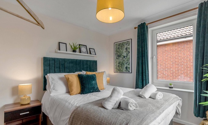Norwich Apartment | Convenient 2 Bedroom House with Free Parking & Kitchen
