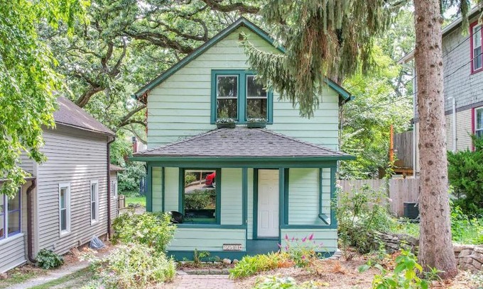 Des Moines House | Cozy 2 Bedroom Getaway with Outdoor Oasis Near Downtown