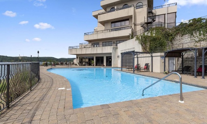 Ridgedale House | Charming 2 Bedroom Lake View Villa with Great Accessibility