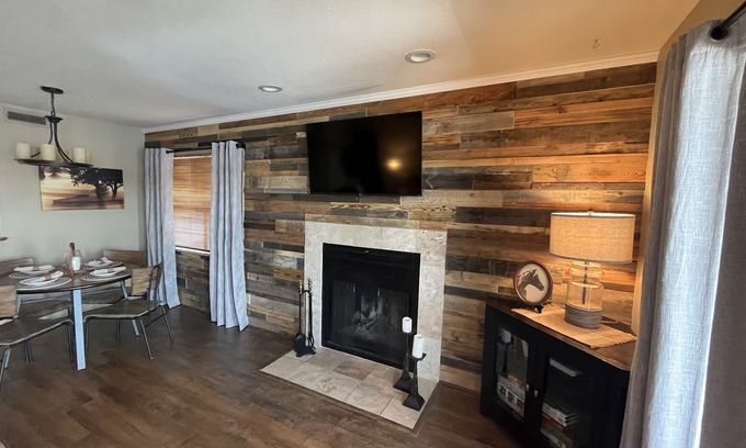 Lake Hamilton Condo | Lakefront Condo with Boat Slip Near Oaklawn - Rated 10/10