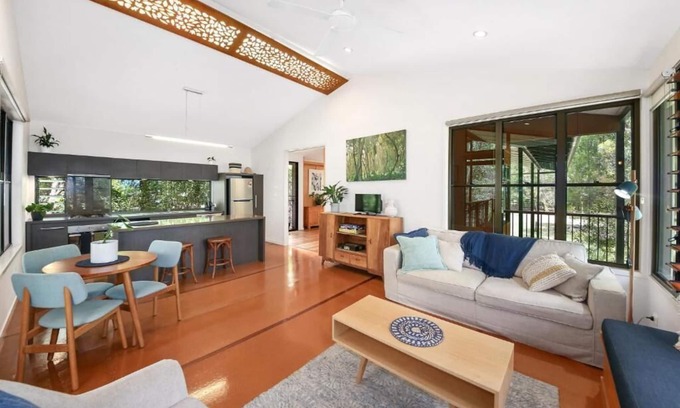 Weyba Downs House | Inviting Lakehouse with Private Deck and Spectacular Views