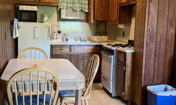 Hayward Cabin | Family Fishing Retreat: 2 Bedroom Lakeside Cabin in Hayward