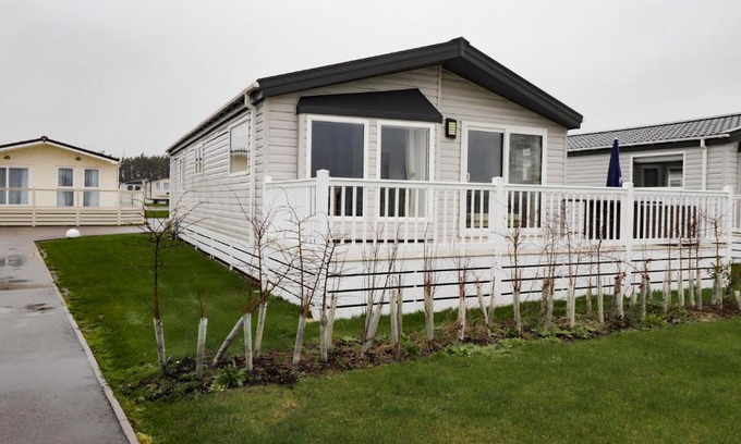 Pevensey House | Family-Friendly 2 Bedroom Lodge at Pevensey Bay with Pool