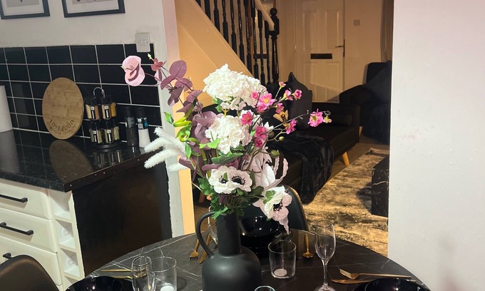 Farnworth House | 2 bedroom luxurious cosy house in Manchester