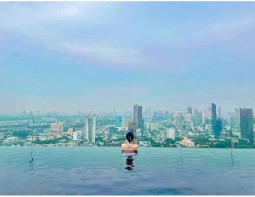 Sukhumvit Apartment | Stylish 2 Bedroom Apartment Near BTS Ekkamai & Pool Access