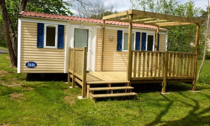 Saint-Pompont House | 2-bedroom mobile home - semi-covered terrace sleeps 5