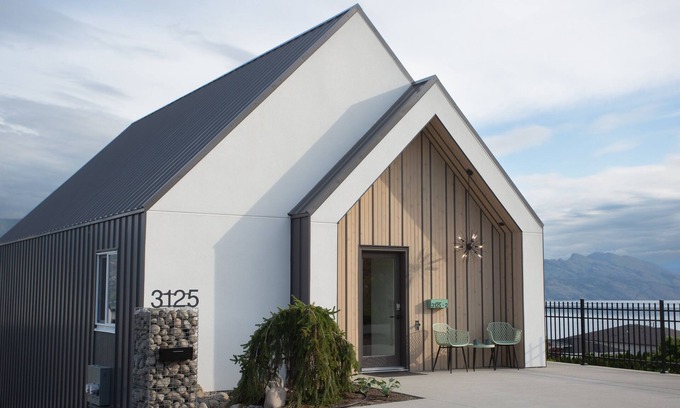 Central Okanagan House | Modern Lakeview Retreat: Guest Rated 10/10 Near Wine Trail