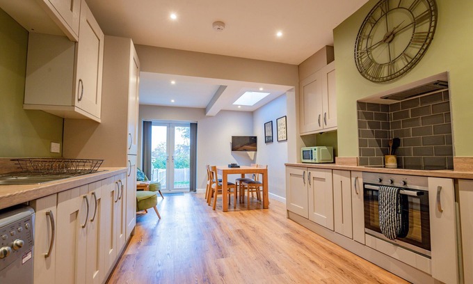 Pontrilas House | Modern 2 Bedroom Worcester Home with Family-Friendly Amenities