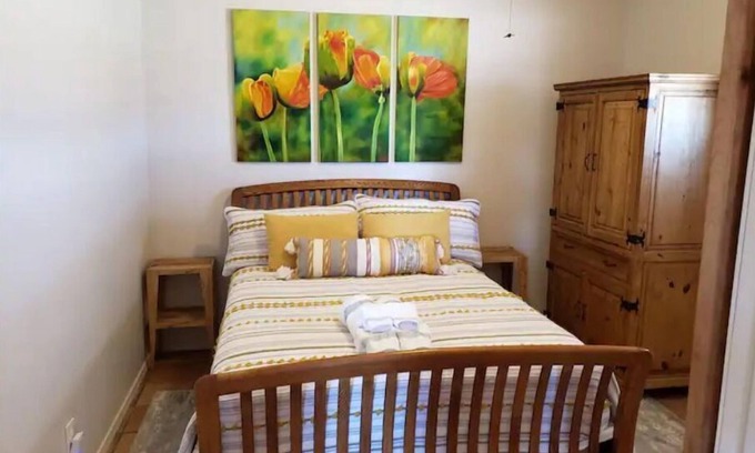 Sonoita House | Experience La Casita: Mountain Views & Pet-Friendly Amenities