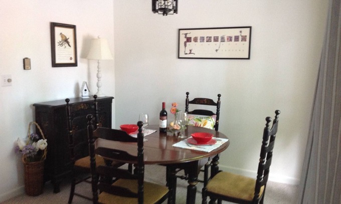 Lee House | Beautifully Decorated 2 Bedroom Townehouse at Garfield House