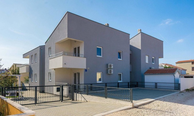 Vrsi Apartment | Family-Friendly Retreat with Ocean and Lake Views