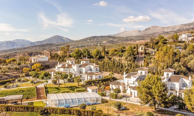 Alcaucin Apartment | Relaxing Vacation Apartment with Pool and Pet-Friendly Amenities
