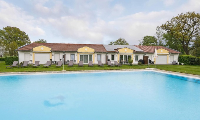 Rotthalmuenster House | Unwind at a Tailor-Made Golf Vacation Home with Pool
