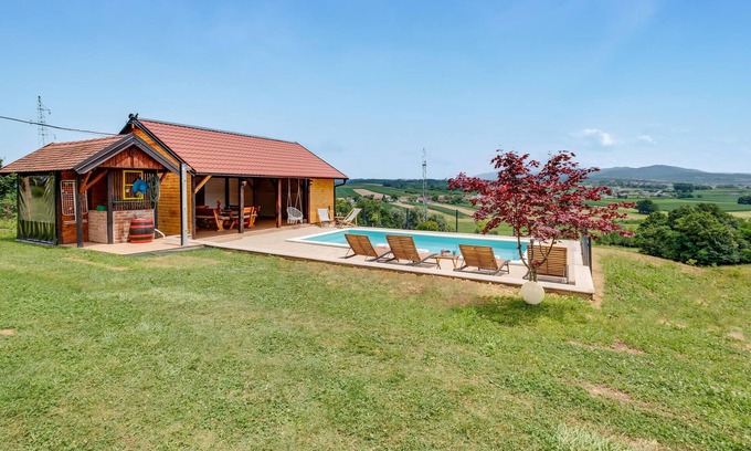 Daruvar House | Family-Friendly Cottage with Pool and Large Garden Retreat