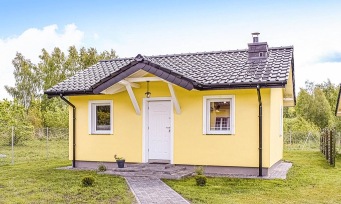 Darlowo House | Inviting Holiday Home in Glnówko with Pool and Lake View