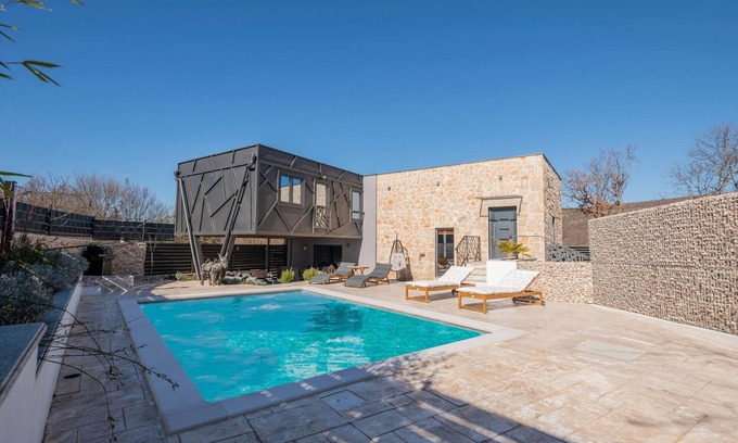 Central Dalmatia House | Experience Comfort and Relaxation in Our Pet-Friendly Retreat