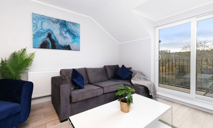 High Wycombe Apartment | Elegant 2 Bedroom Penthouse with Parking in High Wycombe