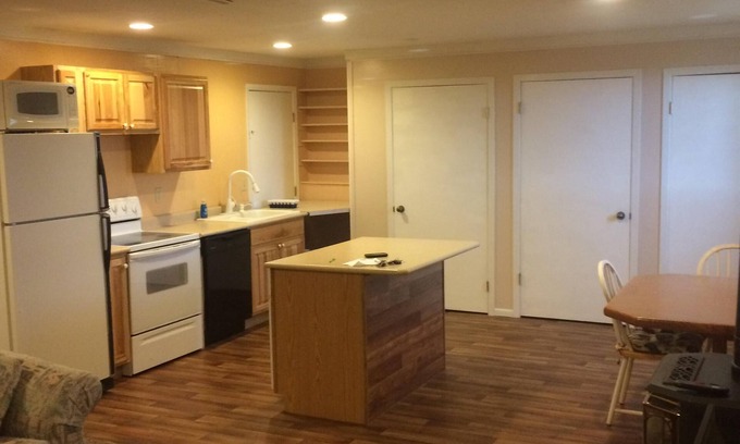 Billings House | Ideal 2-Bedroom Retreat for Travelers with Breakfast & Kitchen