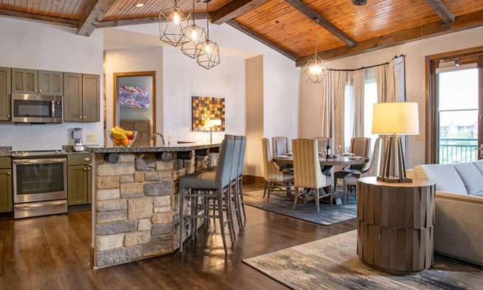 Lake Delton Resort | Waterpark Fun at Glacier Canyon Lodge: 2 Bedroom Suite!