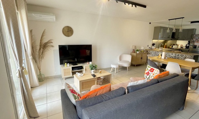 Serignan House | Oceanfront Getaway with Hot Tub & Ocean View