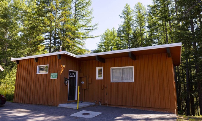 Whitefish Cabin | Dog-Friendly Getaway Near Slopes with Pool and Hot Tub