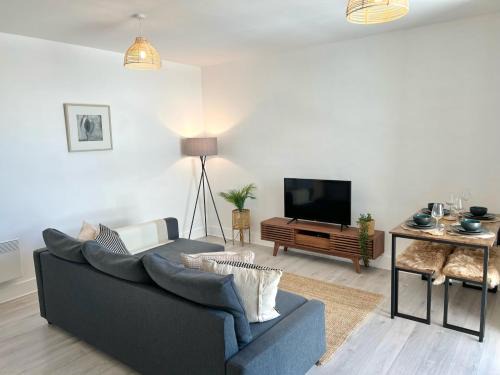 Basingstoke Apartment | Elegant 2 Bedroom Apartment with Free Parking & Netflix
