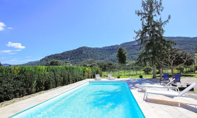 Gemenos Apartment | Relaxing 2 Bedroom Retreat with Pool in Gemenos