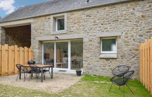 La Pernelle House | Welcoming Pet-Friendly Retreat in La Pernelle with Wifi