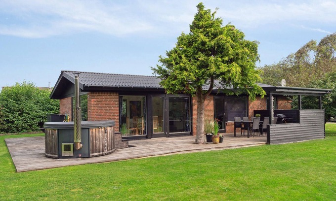 Vinderup House | Cozy 2-Bedroom Retreat in Vinderup with Lake Views & Spa