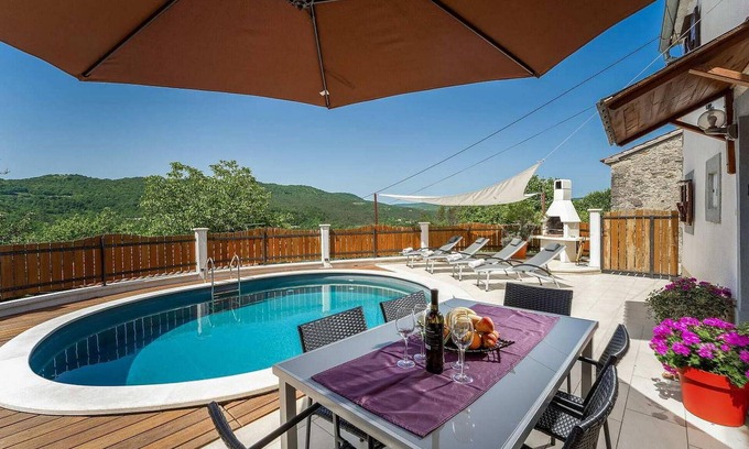 Buzet House | Impeccable 2 Bedroom Retreat in Buzet with Pool & Spa