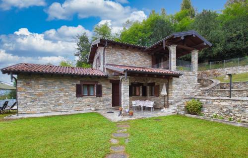 Colmegna House | Inviting 2 Bedroom Home in Luino with Family-Friendly Amenities