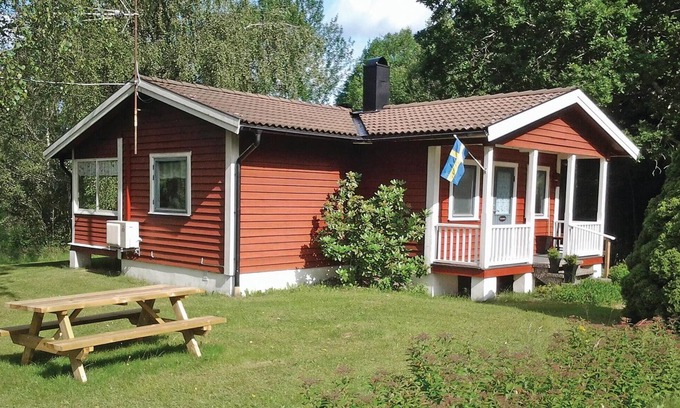 Animskog House | Top-Rated 2 Bedroom Lake View Stay in Åmål