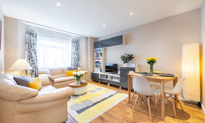 Southfields Apartment | Stylish 2-Bedroom Flat in a Quiet Area with Great Transport
