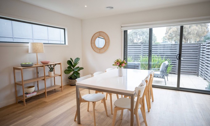 Torquay House | Ideal 2 Bedroom Townhouse Near Beach & Golf with Pool