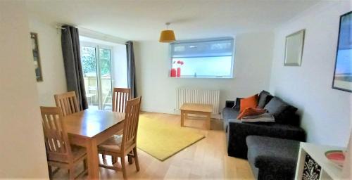 Southwark Apartment | Charming 2 Bedroom Victorian Garden Flat - Child Friendly Stay