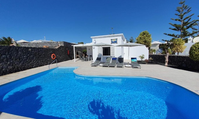 Los Pocillos Villa | Relaxing 2 Bedroom Villas with Private Heated Pools