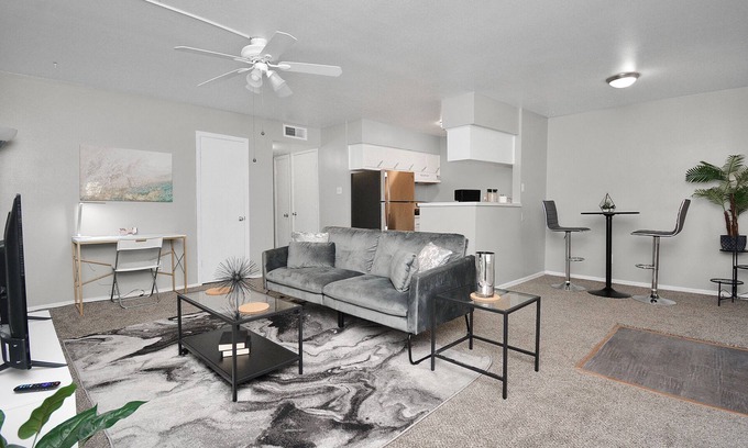 Webster Apartment | 2 bedroom with Pool mins from major hospitals