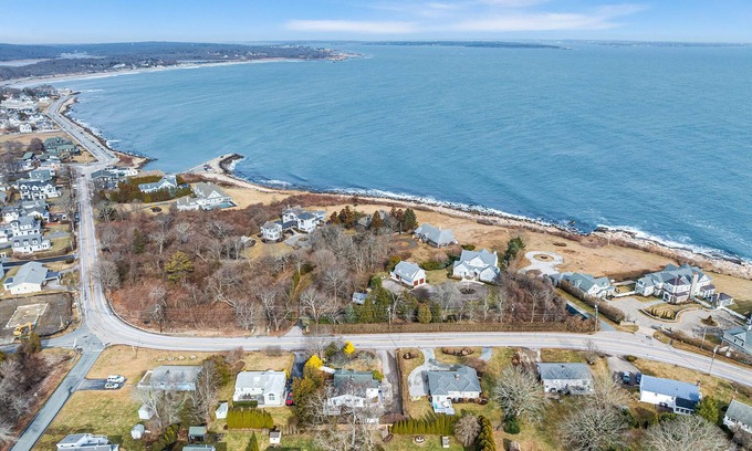 Narragansett House | 2 BEDROOMS, 3BEDS 1.5 BATH! OCEAN ROAD ! Sleeps 6 1 mile to beach, dining &shops