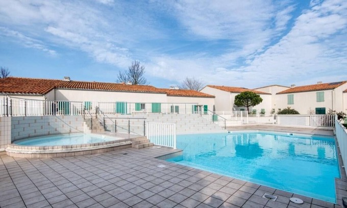 Saint-Martin-de-Re Apartment | Inviting Holiday Apartment LES MOUETTES in Saint Martin de Ré