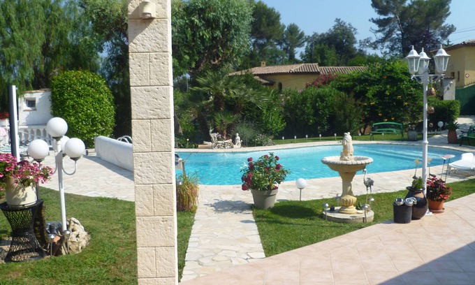 Les Maillans Bed & Breakfast | Inviting 2-Bedroom Retreat with Pool and Spa Amenities