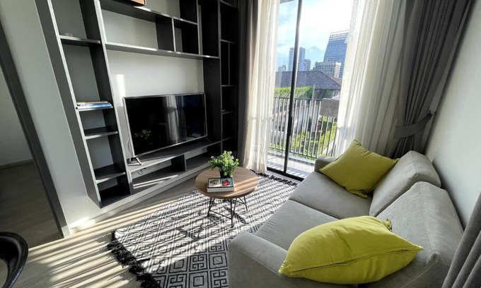 Ploenchit Apartment | Cozy 2 Beds, Pet-Friendly Stay at Ruamrudee 2