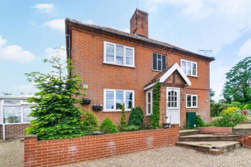 Saxmundham House | Pet-Friendly Retreat at 2 Benhall Green with High Ratings