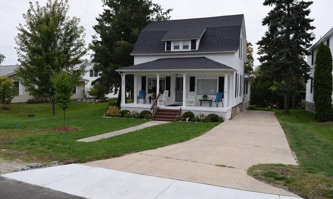 Elk Rapids House | Experience Lake Michigan Bliss with Kayaks and Bikes Included