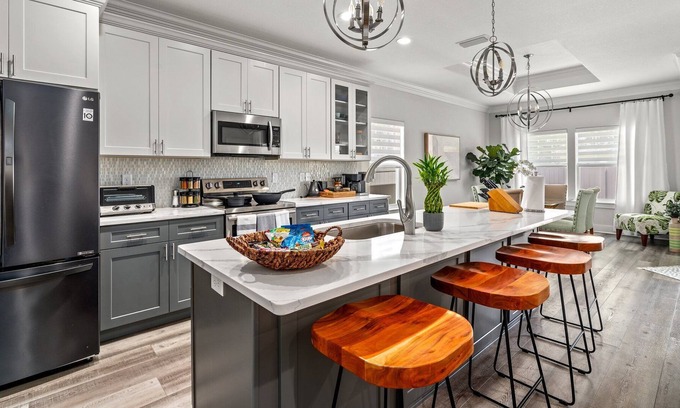 Silver Sands House | Steps to the Beach! Bright 3bd/2ba with Ocean View